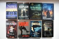 Okładki nowości książkowych na parapecie.