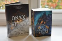 Okładki nowości książkowych na parapecie.