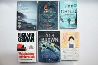 Okładki nowości książkowych na parapecie.