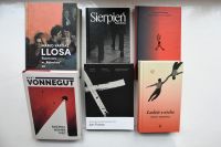 Okładki nowości książkowych na parapecie.