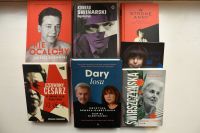 Okładki nowości książkowych na parapecie.