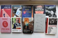 Okładki nowości książkowych na parapecie.