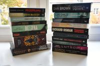 Okładki nowości książkowych na parapecie.