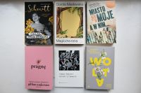 Okładki nowości książkowych na parapecie.