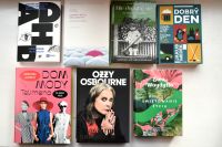 Okładki nowości książkowych na parapecie.