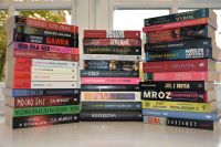 Okładki nowości książkowych na parapecie.