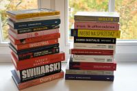 Okładki nowości książkowych na parapecie.