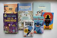 Okładki nowości książkowych na parapecie.