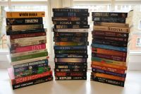 Okładki nowości książkowych na parapecie.