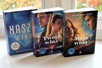 Okładki nowości książkowych na parapecie.