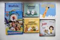 Okładki nowości książkowych na parapecie.