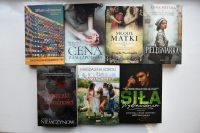 Okładki nowości książkowych na parapecie.