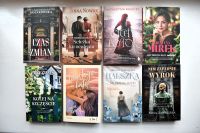 Okładki nowości książkowych na parapecie.