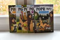 Okładki nowości książkowych na parapecie.