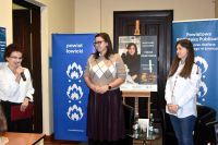 Uczestnicy spotkania autorskiego z Marią Paszyńską.