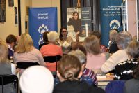 Uczestnicy spotkania autorskiego z Marią Paszyńską.