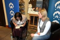 Uczestnicy spotkania autorskiego z Marią Paszyńską.