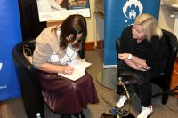 Uczestnicy spotkania autorskiego z Marią Paszyńską.