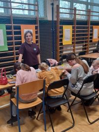 Uczestnicy Festiwalu Gier Planszowych i Komiksu przy stoisku biblioteki.