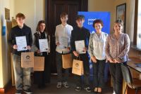 Laureaci Ekologicznego Konkursu Fotograficznego podczas wręczania nagród w bibliotece.