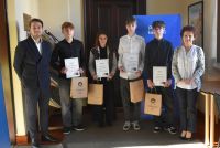 Laureaci Ekologicznego Konkursu Fotograficznego podczas wręczania nagród w bibliotece.