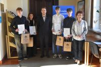 Laureaci Ekologicznego Konkursu Fotograficznego podczas wręczania nagród w bibliotece.