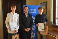 Laureaci Ekologicznego Konkursu Fotograficznego podczas wręczania nagród w bibliotece.