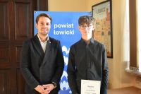 Laureaci Ekologicznego Konkursu Fotograficznego podczas wręczania nagród w bibliotece.