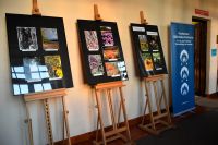 Laureaci Ekologicznego Konkursu Fotograficznego podczas wręczania nagród w bibliotece.