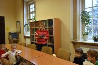 Przedszkolaki w bibliotece na zajęciach z okazji Dnia Pluszowego Misia