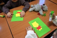 Przedszkolaki w bibliotece na zajęciach z okazji Dnia Pluszowego Misia