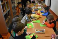 Przedszkolaki w bibliotece na zajęciach z okazji Dnia Pluszowego Misia