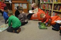 Przedszkolaki w bibliotece na zajęciach z okazji Dnia Pluszowego Misia