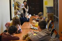 Przedszkolaki w bibliotece na zajęciach z okazji Dnia Pluszowego Misia