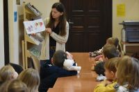 Przedszkolaki w bibliotece na zajęciach z okazji Dnia Pluszowego Misia
