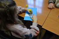 Przedszkolaki w bibliotece na zajęciach z okazji Dnia Pluszowego Misia