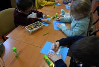 Przedszkolaki w bibliotece na zajęciach z okazji Dnia Pluszowego Misia