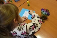 Przedszkolaki w bibliotece na zajęciach z okazji Dnia Pluszowego Misia