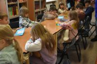 Przedszkolaki w bibliotece na zajęciach z okazji Dnia Pluszowego Misia