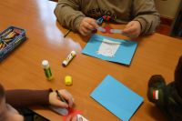 Przedszkolaki w bibliotece na zajęciach z okazji Dnia Pluszowego Misia