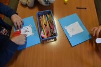 Przedszkolaki w bibliotece na zajęciach z okazji Dnia Pluszowego Misia