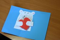 Przedszkolaki w bibliotece na zajęciach z okazji Dnia Pluszowego Misia