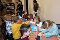 Przedszkolaki w bibliotece na zajęciach z okazji Dnia Pluszowego Misia