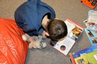 Przedszkolaki w bibliotece na zajęciach z okazji Dnia Pluszowego Misia