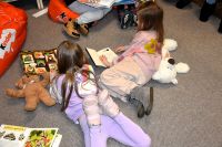 Przedszkolaki w bibliotece na zajęciach z okazji Dnia Pluszowego Misia