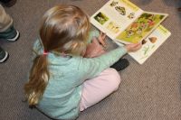 Przedszkolaki w bibliotece na zajęciach z okazji Dnia Pluszowego Misia