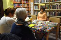 Uczestnicy spotkania Dyskusyjnego Klubu Książki w bibliotece