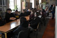 Uczniowie biorący udział w lekcji bibliotecznej