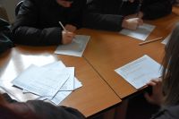 Uczniowie biorący udział w lekcji bibliotecznej