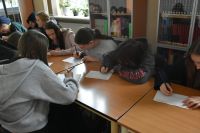 Uczniowie biorący udział w lekcji bibliotecznej